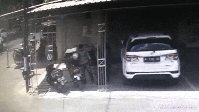 Curi Tas dalam Jok Motor di Parkir Kantor DPRD Pamekasan Terekam CCTV