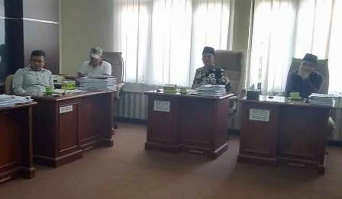Tak Lolos Administrasi Bacakades 'Curhat' ke DPRD Sampang