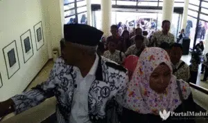 Hanya Diberi Upah Rp 50 Ribu per Bulan, Guru Honorer Pamekasan ‘Ngelus’ Dada