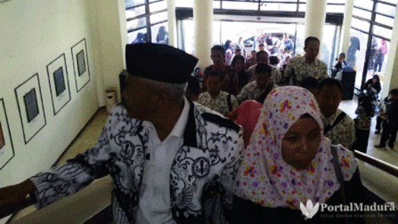 Hanya Diberi Upah Rp 50 Ribu per Bulan, Guru Honorer Pamekasan 'Ngelus' Dada