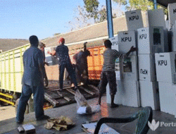 KPU Pamekasan Pindah Ribuan Logistik Pemilu