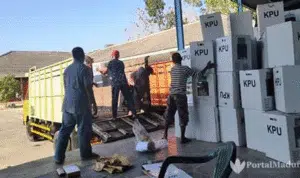 KPU Pamekasan Pindah Ribuan Logistik Pemilu