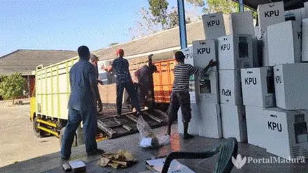 KPU Pamekasan Pindah Ribuan Logistik Pemilu