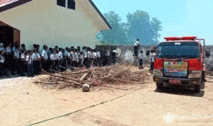 Kebakaran Lahan Nyaris Lalap Gedung SMPN 2 Larangan