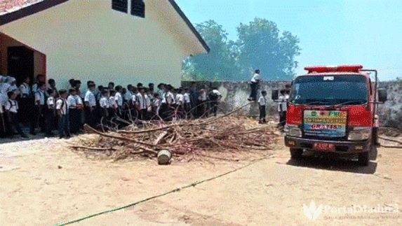 Kebakaran Lahan Nyaris Lalap Gedung SMPN 2 Larangan