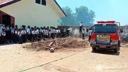 Kebakaran Lahan Nyaris Lalap Gedung SMPN 2 Larangan