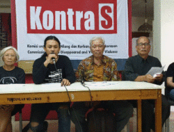 Keluarga Korban Pelanggaran HAM Desak Jokowi Copot Prabowo