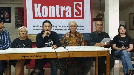 Keluarga Korban Pelanggaran HAM Desak Jokowi Copot Prabowo