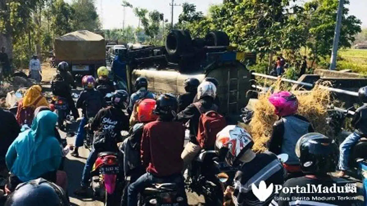 Hati-hati! Torjun Sampang Dilanda Kemacetan Akibat Kecelakaan