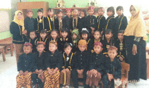 Kenakan Pakaian Adat Keraton, Anak TK Ikut Rayakan Hari Jadi ke-750 Kabupaten Sumenep