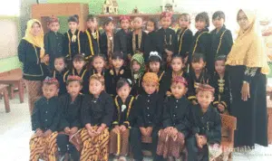 Kenakan Pakaian Adat Keraton, Anak TK Ikut Rayakan Hari Jadi ke-750 Kabupaten Sumenep