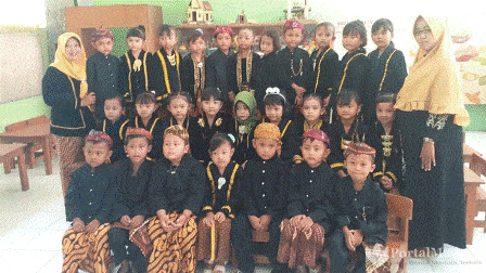 Kenakan Pakaian Adat Keraton, Anak TK Ikut Rayakan Hari Jadi ke-750 Kabupaten Sumenep