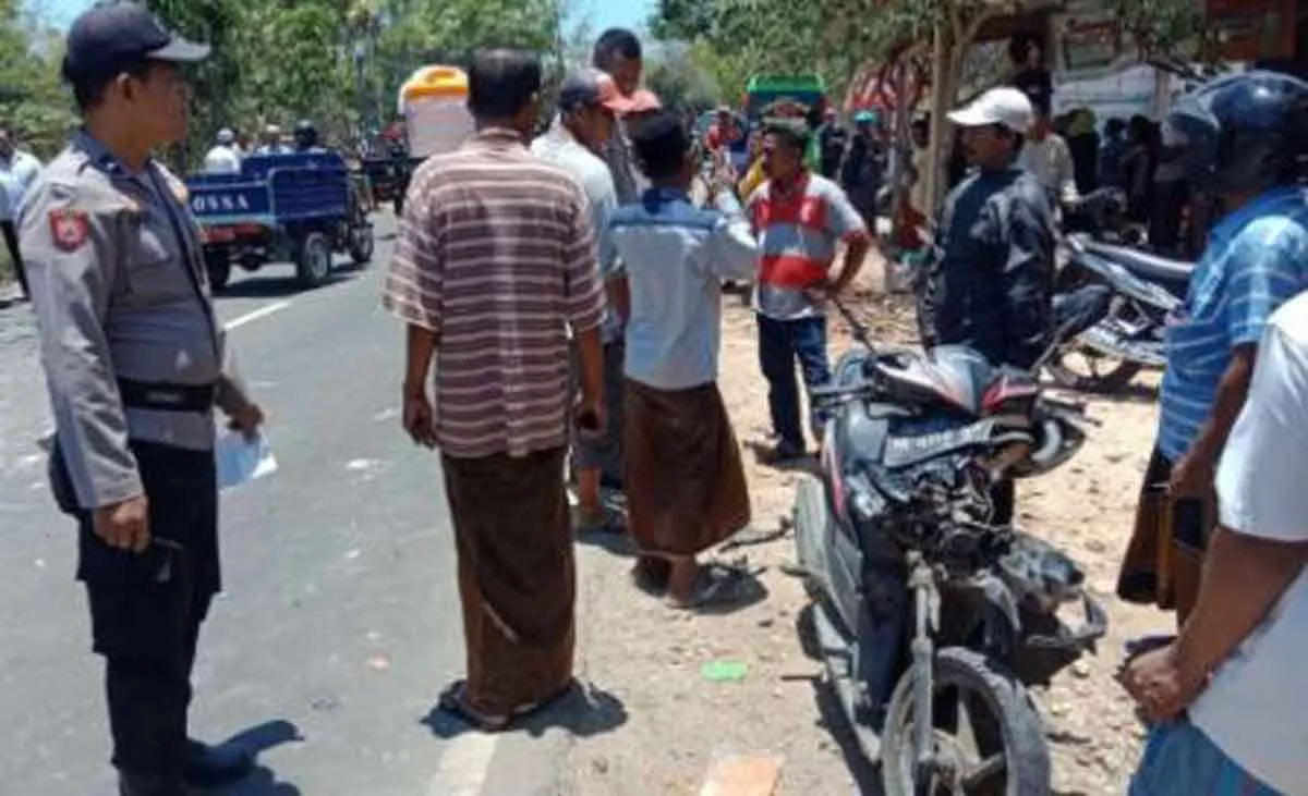 Hindari Tanda Amal, Minibus Rombongan Penganten Tabrak Dua Pemotor - Portalmadura.com Hindari Tanda Amal, Minibus Rombongan Penganten Tabrak Dua Pemotor