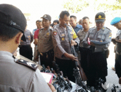 Polisi Cek Senjata Api Kawal Tahapan Pilkades Serentak 2019
