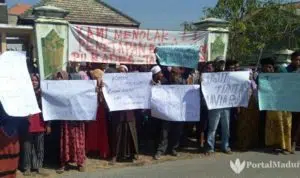 Tolak Penetapan Cakades Tambelangan, Massa Demo Balai Desa