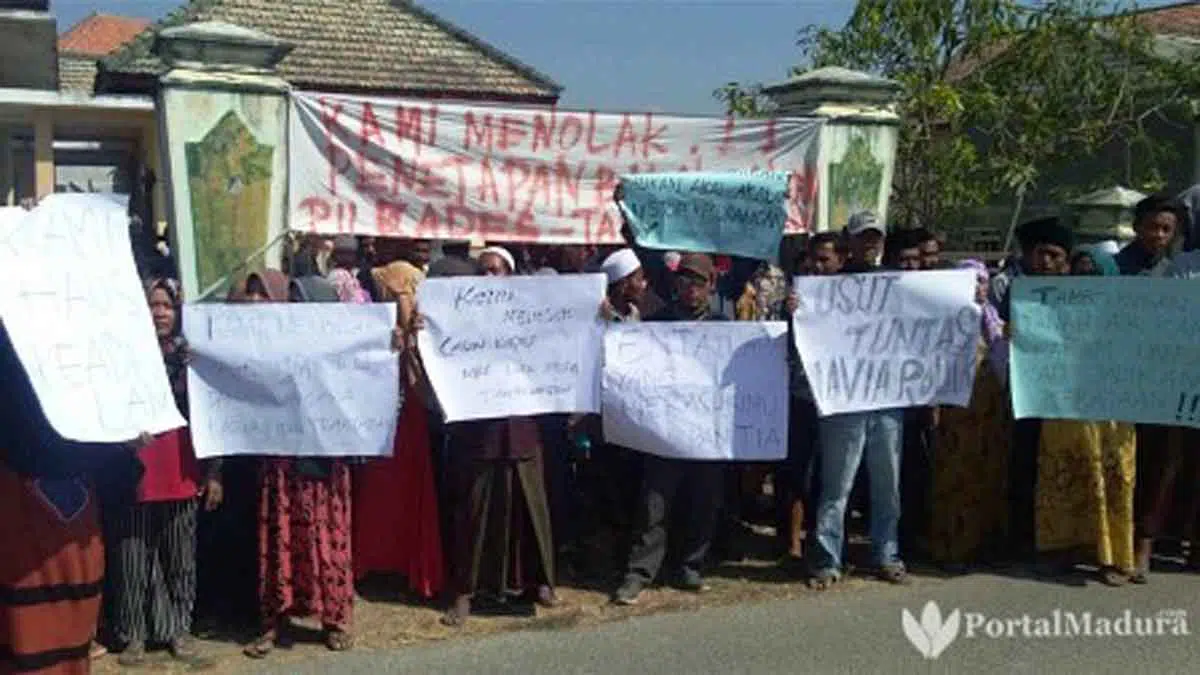 Tolak Penetapan Cakades Tambelangan, Massa Demo Balai Desa