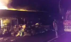Tiga Unit Damkar Diterjunkan, Kebaran Landa Pasar Tanah Merah Bangkalan