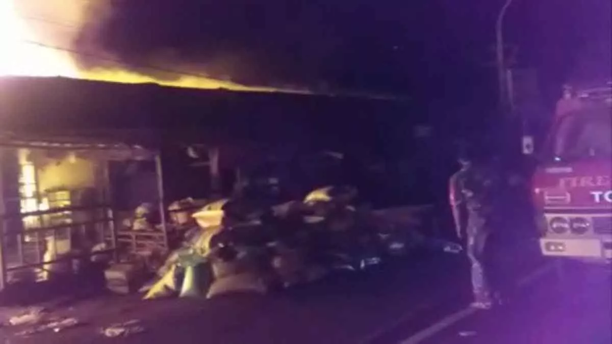 Tiga Unit Damkar Diterjunkan, Kebaran Landa Pasar Tanah Merah Bangkalan