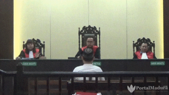 Majelis Hakim Periksa Dua Saksi Dugaan Guru Jewer Siswa di Sampang