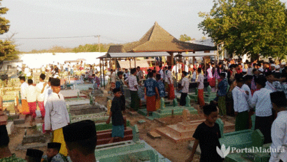 Peringati HSN, Ribuan Santri Sumenep Bersih-bersih Asta Tinggi