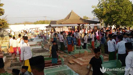 Peringati HSN, Ribuan Santri Sumenep Bersih-bersih Asta Tinggi