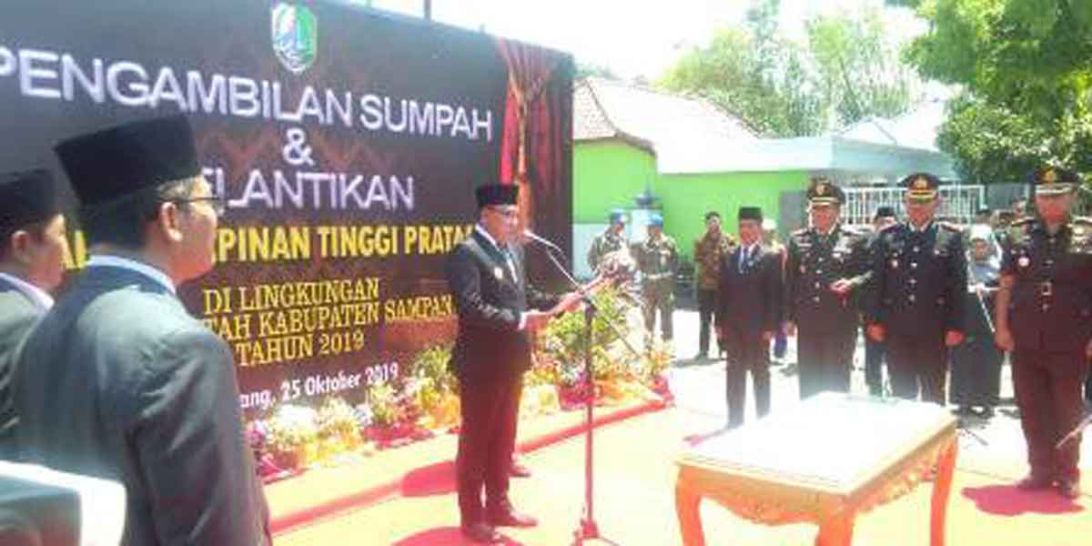 Tak Lazim! Sumpah Jabatan Eselon II di Area Pemakaman