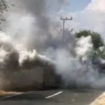 Truk Box Guling, Ratusan Kardus Air Mineral Berantakan di Jalan