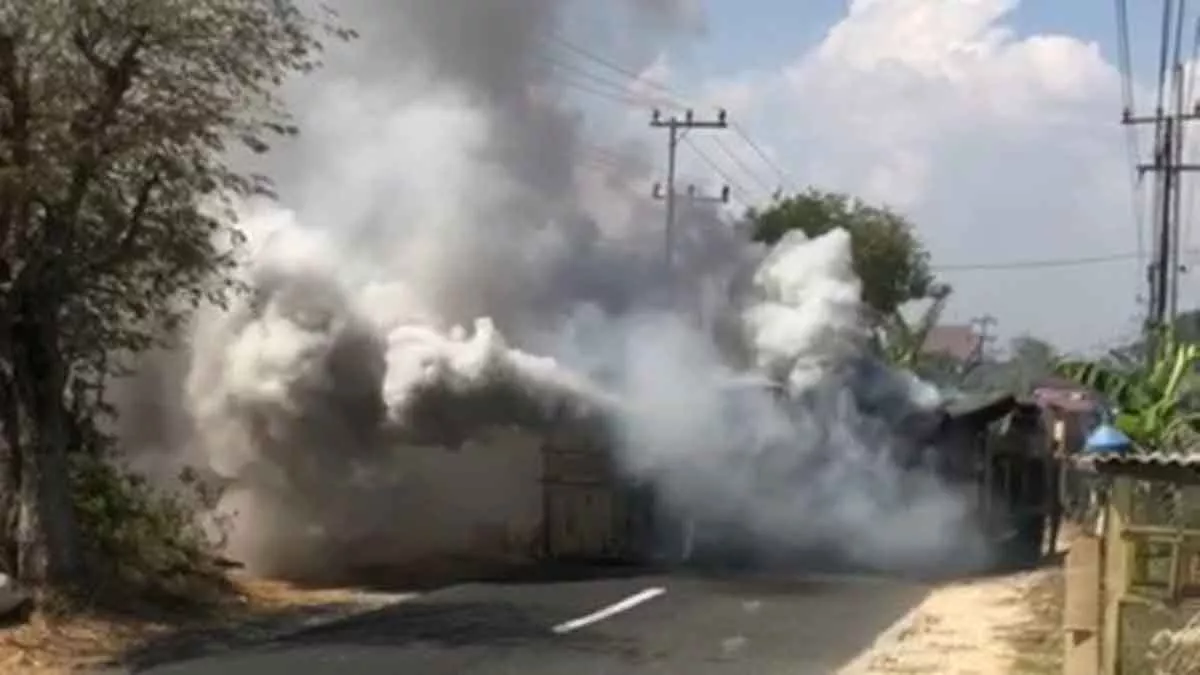 Truk Box Guling, Ratusan Kardus Air Mineral Berantakan di Jalan