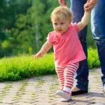 5 Cara Latih Si Kecil Belajar Jalan Sesuai Usia