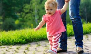 5 Cara Latih Si Kecil Belajar Jalan Sesuai Usia