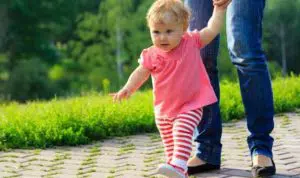 5 Cara Latih Si Kecil Belajar Jalan Sesuai Usia
