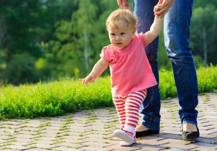 5 Cara Latih Si Kecil Belajar Jalan Sesuai Usia