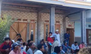 Jagonya Mendapat Nilai Rendah, Warga Segel Sekretariat Pilkades Banjar Talela Sampang