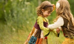 4 Cara Ajarkan Anak Jadi Seorang Teman yang Baik