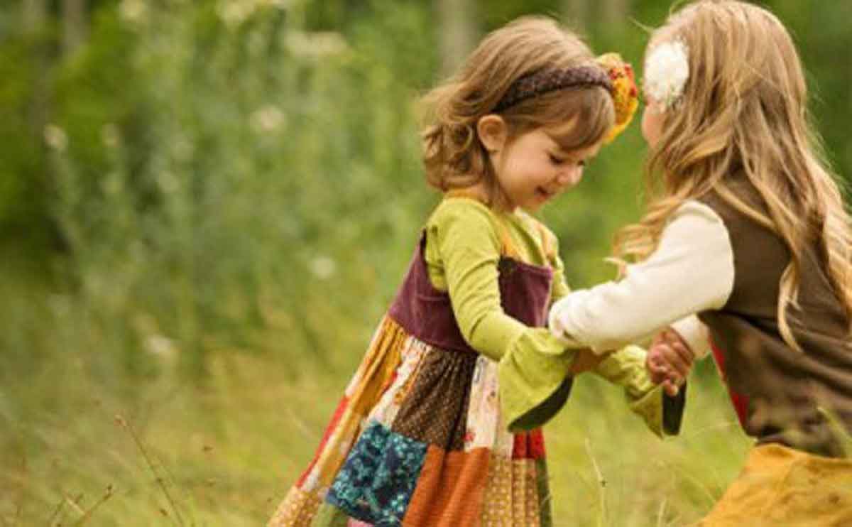 4 Cara Ajarkan Anak Jadi Seorang Teman yang Baik