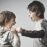 4 Langkah Tepat Melerai Anak yang Bertengkar dengan Temannya