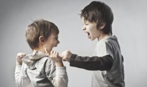 4 Langkah Tepat Melerai Anak yang Bertengkar dengan Temannya