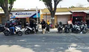 Parkir Liar di Depan Pasar Kamal Bangkalan Tetap Beraktivitas