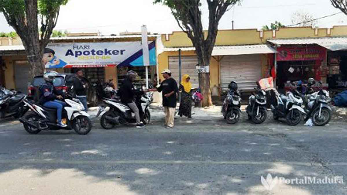 Parkir Liar di Depan Pasar Kamal Bangkalan Tetap Beraktivitas