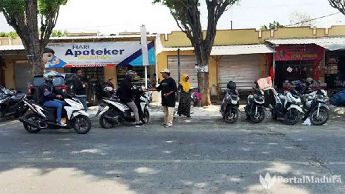 Parkir Liar di Depan Pasar Kamal Bangkalan Tetap Beraktivitas