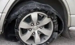Cegah Ban Mobil Pecah dengan 4 Cara Ini