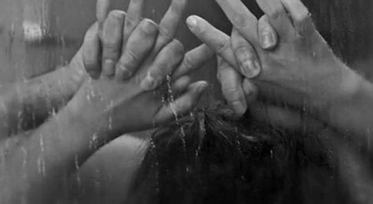 Simak, 5 Cara Bercinta di Kamar Mandi