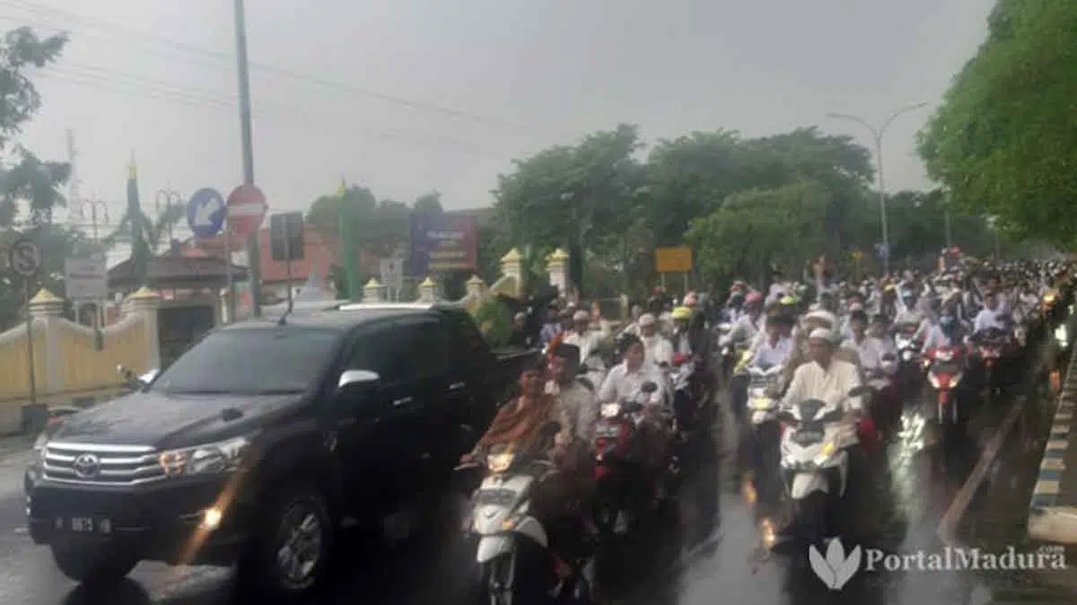 BreakingNews- Ribuan Santri Kepung Polres Bangkalan Tuntut Sukmawati Diadili