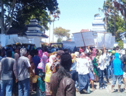 Demo Kantor Bupati Sampang, Massa Teriak ‘Tadhek Peleyan Kalebun’