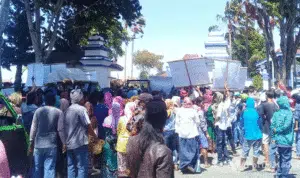 Demo Kantor Bupati Sampang, Massa Teriak 'Tadhek Peleyan Kalebun'