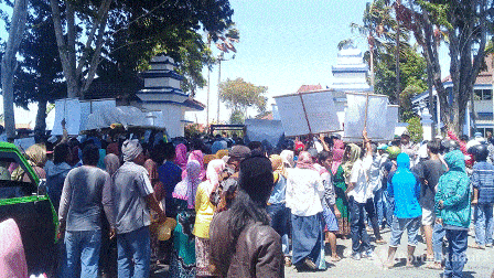 Demo Kantor Bupati Sampang, Massa Teriak 'Tadhek Peleyan Kalebun'