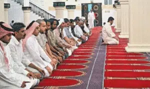 Hukum Tak Gunakan Peci Saat Salat