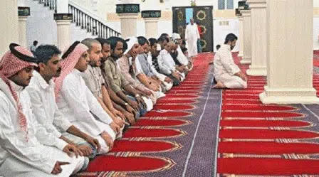 Hukum Tak Gunakan Peci Saat Salat
