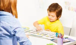 Ini Alasan Pentingnya Terapi Seni Bagi Perkembangan Anak Autis
