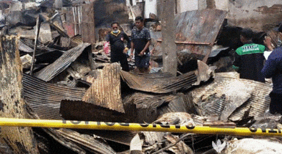 Investigasi, Tim Labfor Polda Jatim di TKP Kebakaran Pasar Tanah Merah